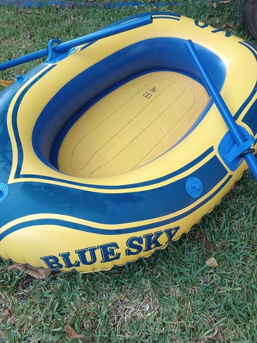 Barco de praia com remos para criança