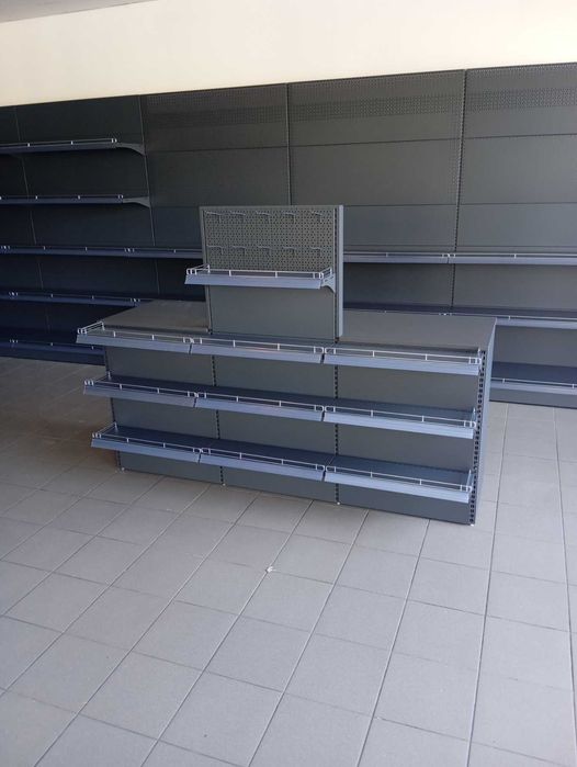 Прикасова зона з металевими навісними полицями. Касові бокси