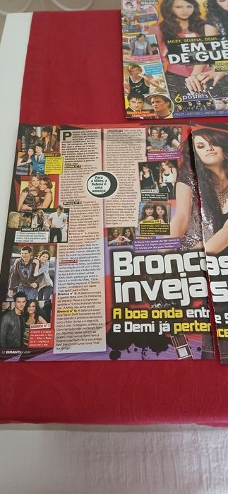 Capa + Artigo Miley, Selena e Demi