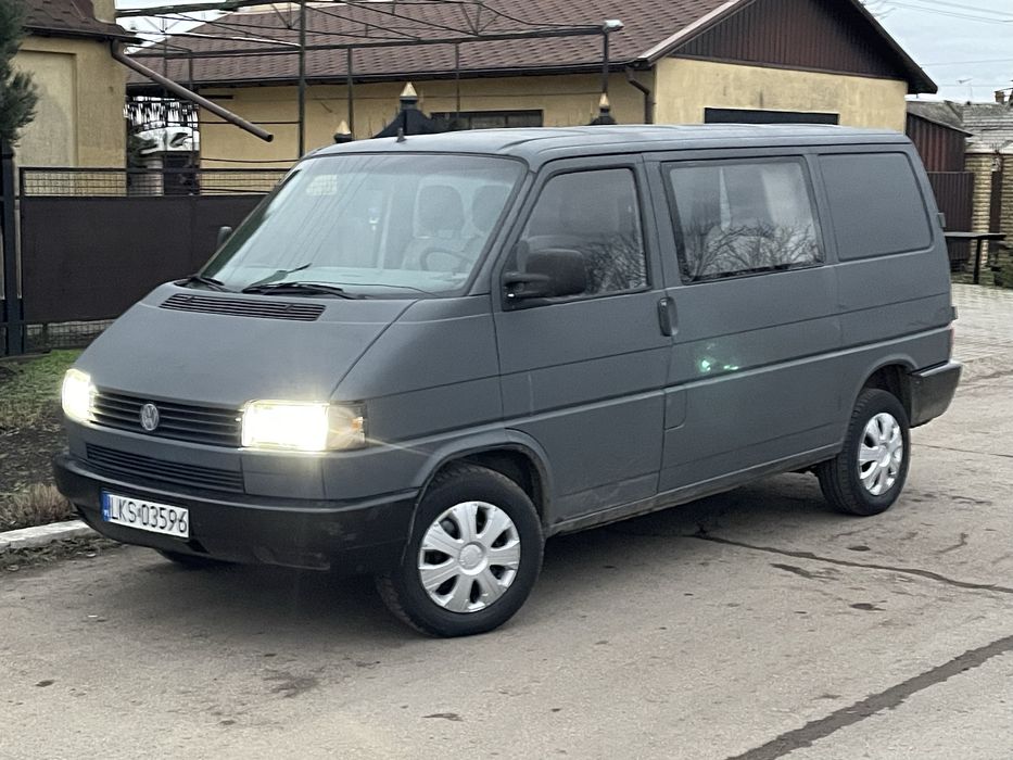 Продам Volkswagen T4 в очень хорошем состоянии. Надёжный двигатель 2.4 дизель, работает ровно и уверенно. Автомобиль полностью обслужен, техническое состояние отличное — всё делалось своевременно и до мелочей.

Ходовая часть без нареканий: ничего не стучит, не гремит, едет мягко 

По электрике всё исправно, печка работает отлично. Есть музыка, установлены LED-лампы — свет яркий, ночью ехать комфортно. 

Машина ухоженная, вложений не требует, сел и поехал.