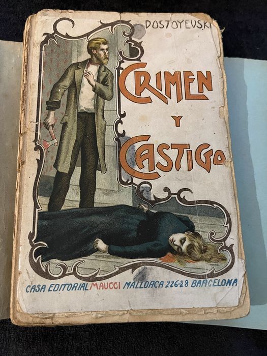 Exemplares da obra Crime e Castigo