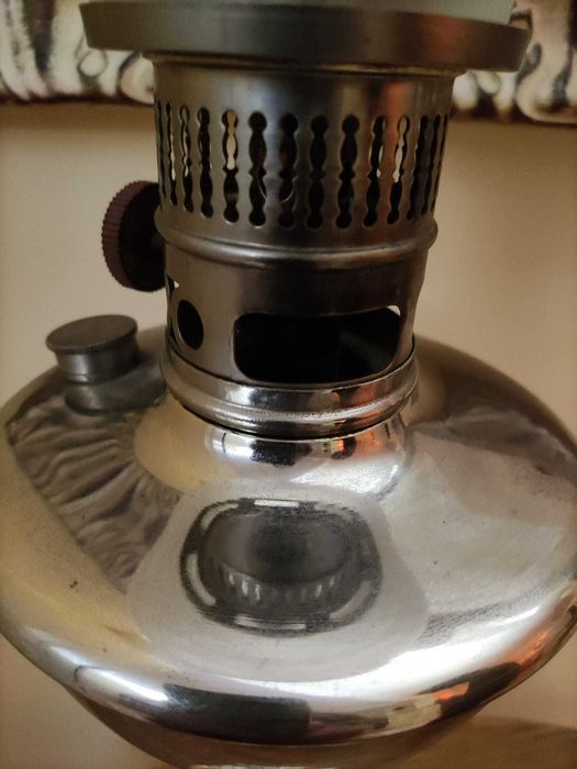 Candeeiro a petróleo antigo em metal cromado