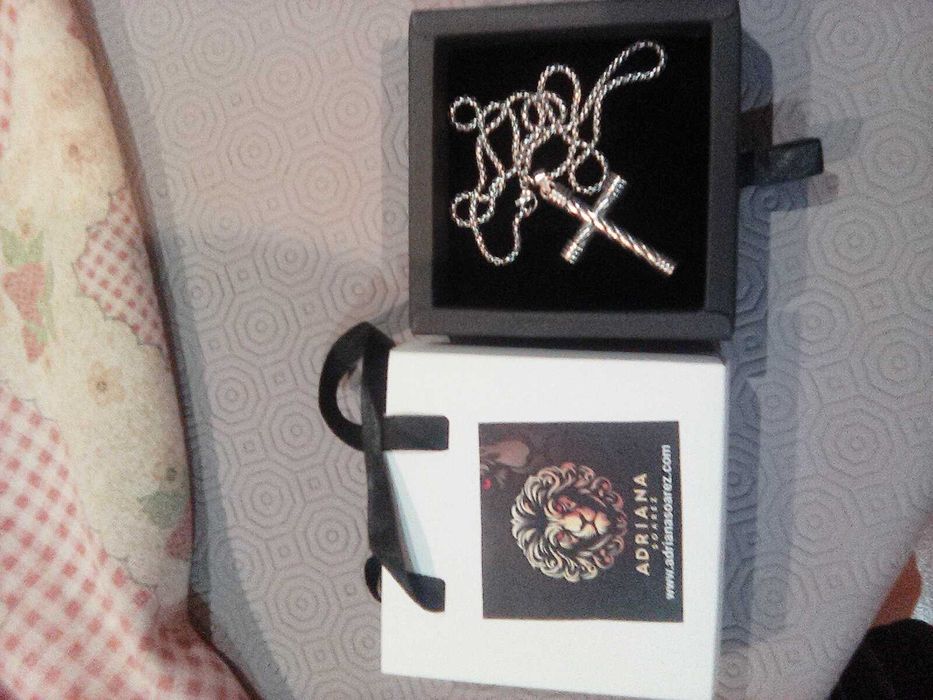 Colar em aço com cruz