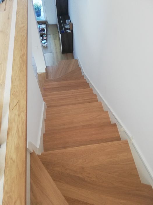 Schody dębowe białe podstopnie