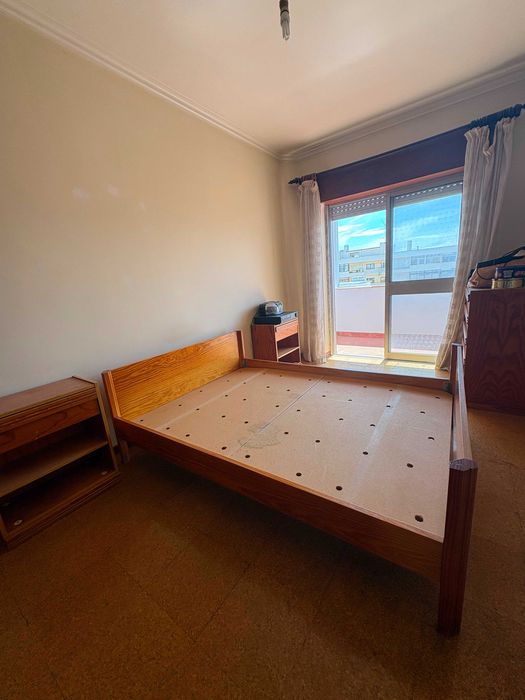 Conjunto de Quarto: Cama, Cómoda e Mesas de Cabeceira