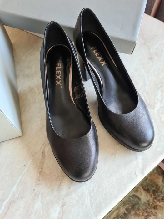 Жіночі брендові шкіряні туфлі на стійкому каблуці 37-37,5 р