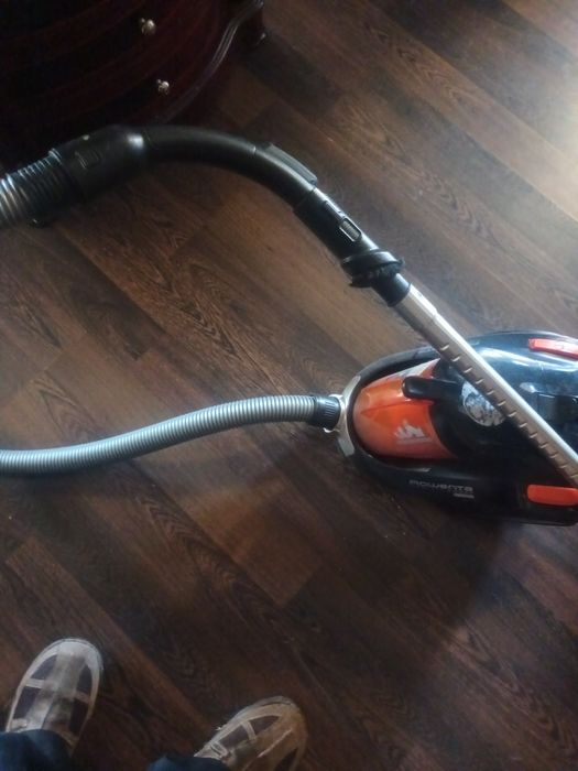 Vendo aspirador rowenta em bom estado sem avaria  a trabalhar bem.