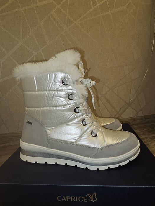Зимові дуті чоботи Caprice жіночі білі