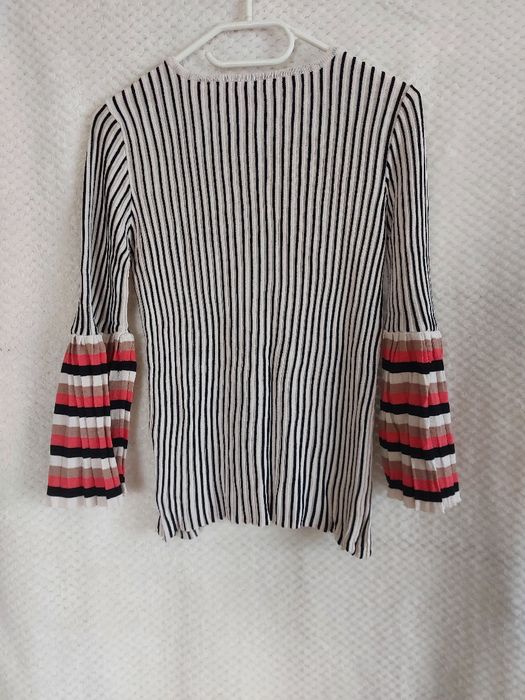 Sweter z fantazyjnym rękawem z rayonem. Gustav. Rozmiar 38/M