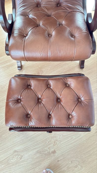 Cadeirão e repousa pés em pele/couro