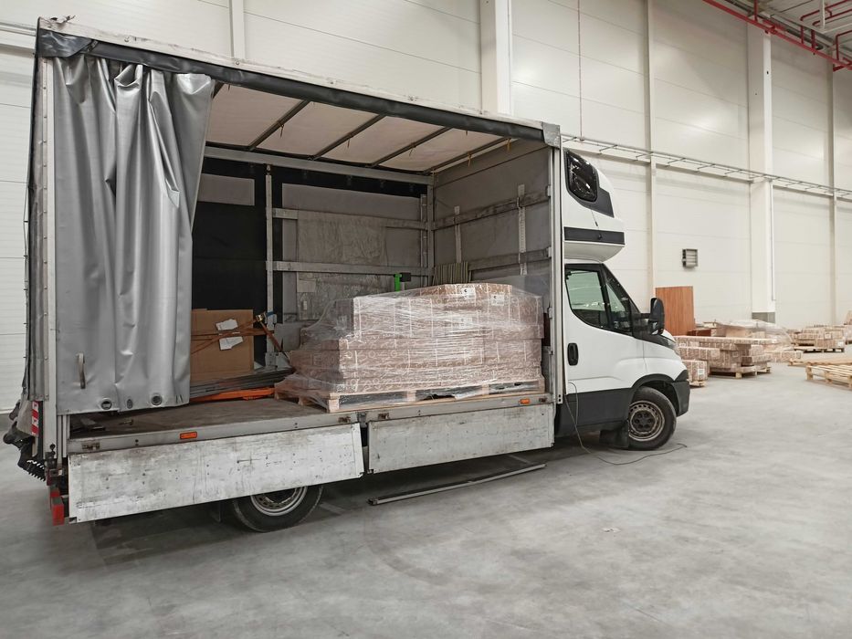 Wynajem bus plandeka wypożyczenie busa z plandeką plandeka z windą bus