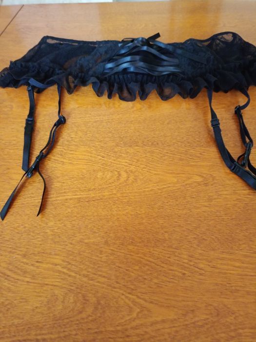 Piękny pas do pończoch.