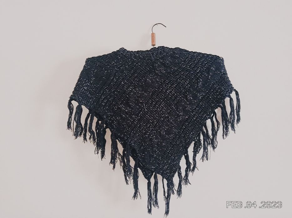 Чорне жіноче пончо