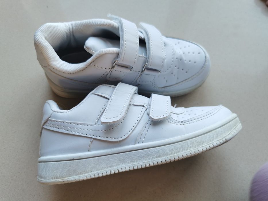 Białe adidasy 27
