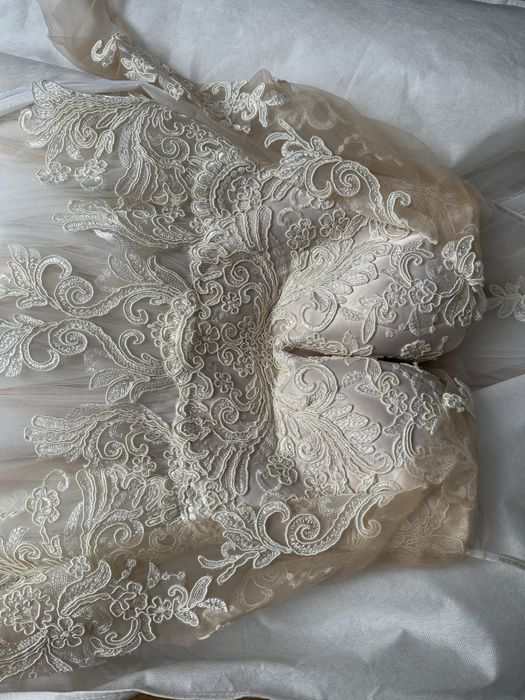 Tiulowa suknia ślubna na długi rękaw