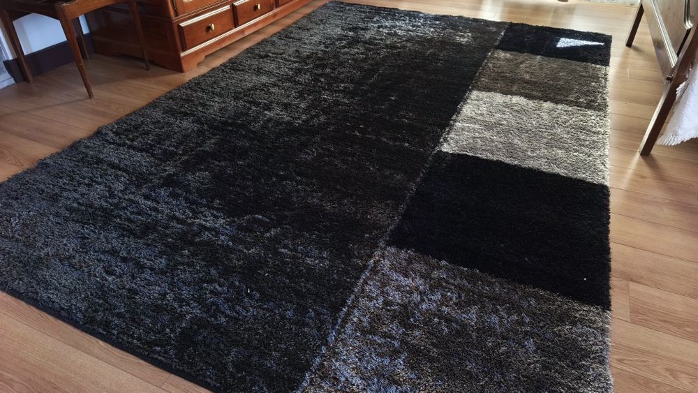 2 carpetes cinzentas escuras 2x3 metros com uma zona com várias tonalidades