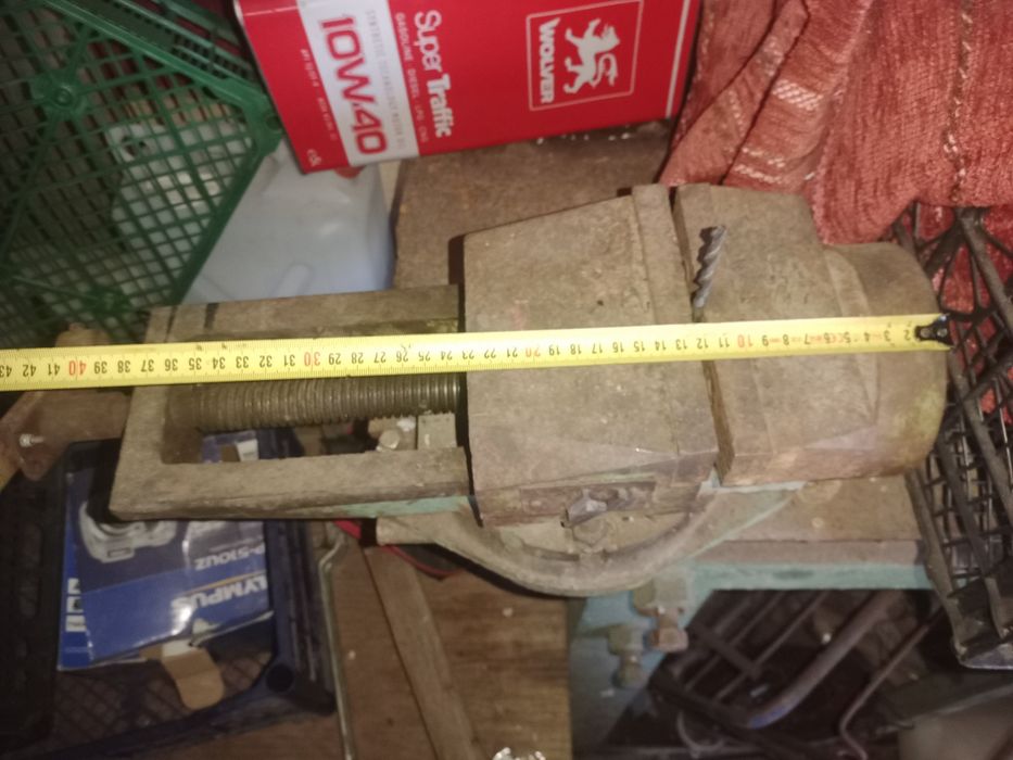 Крючки для стропил. Тиски слесарные с поворотом