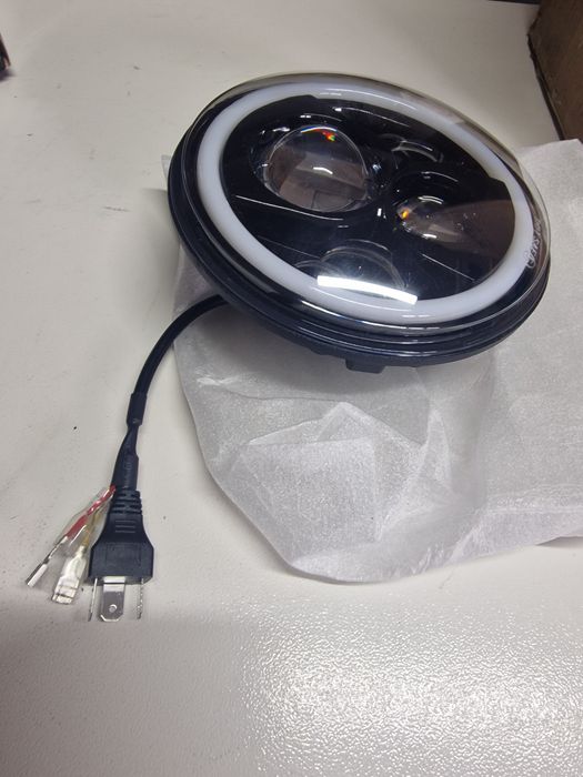 farol dianteiro de LED circular com tecnologia "Angel Eyes