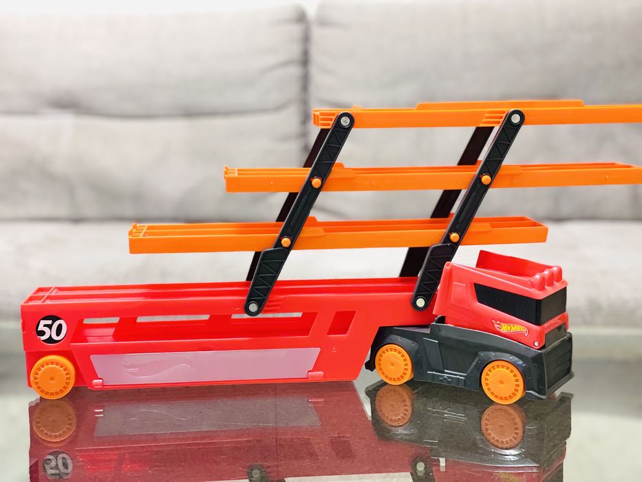 Игровой набор Hot Wheels Грузовик-транспортер (GHR48)