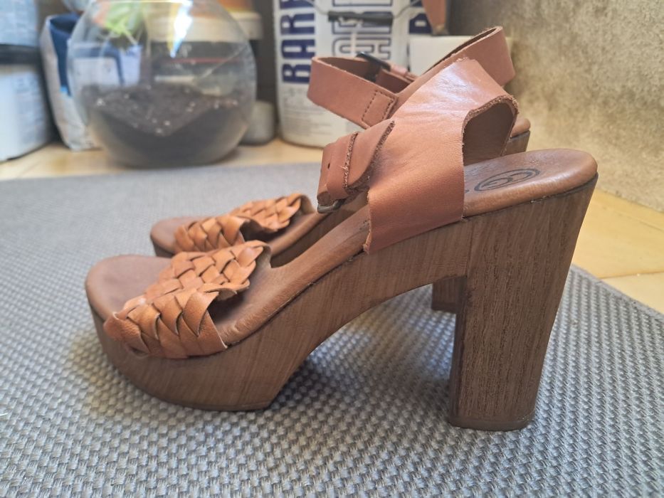 Sandalias em pele e madeira