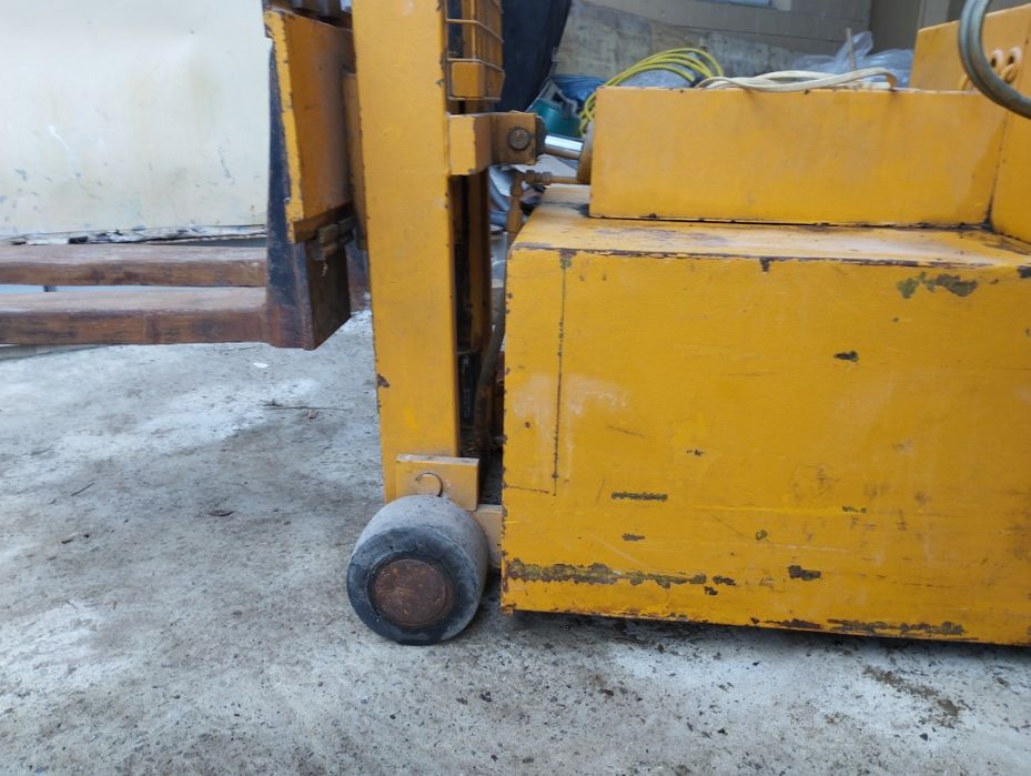 Навантажувач електричний вилковий