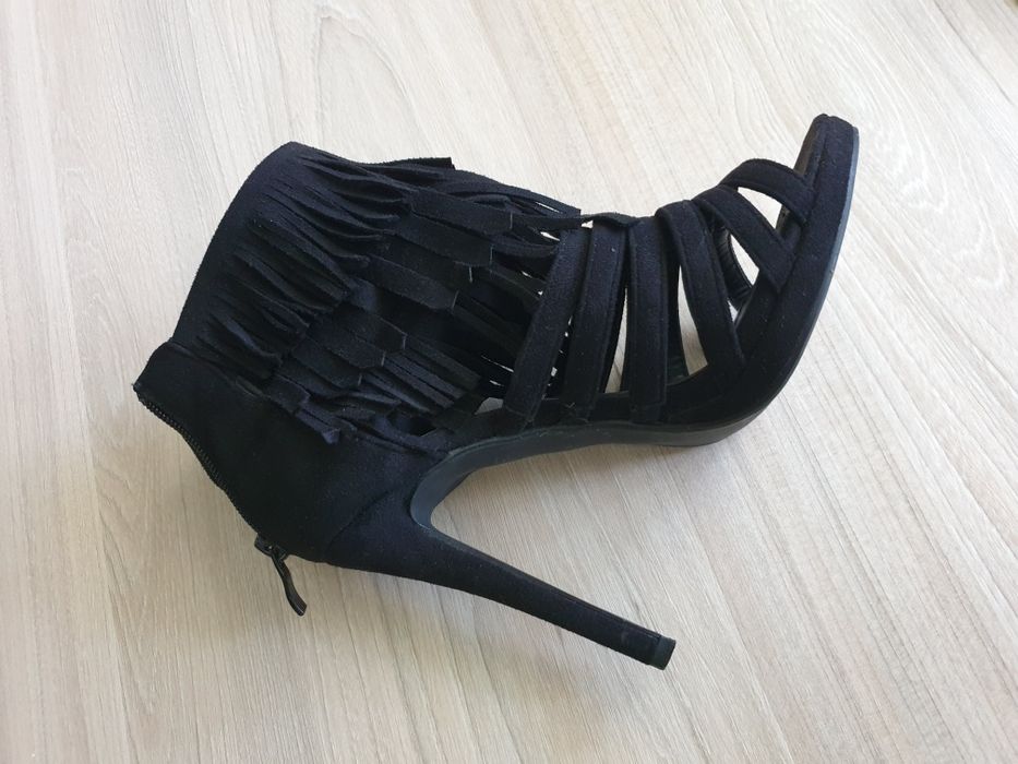 Czarne buty na wysokim obcasie 38, odkryte palce, frendzle