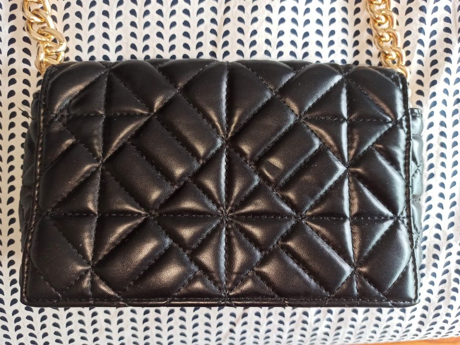 Clutch almofadada preta NOVA com alça dourada!