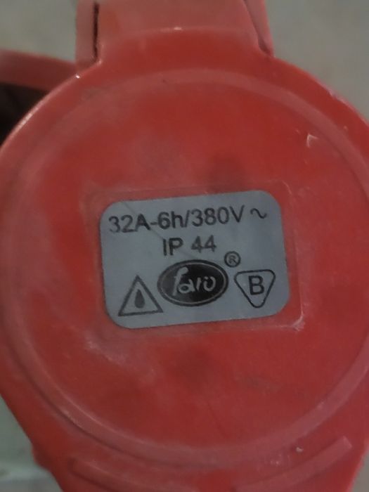 Trójnik 32A-6h/380v IP44