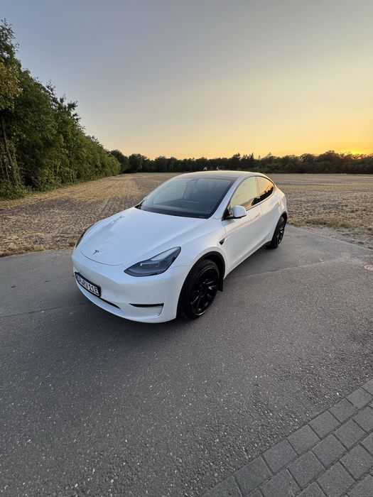Tesla Y long range hak holowniczy felgi turbiny