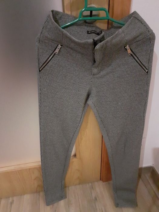 Calças pretas e brancas em bom estado