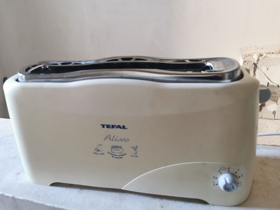 Тостер Tefal Delfini White TT130130.
Потужність: 850 Вт.
Матеріал