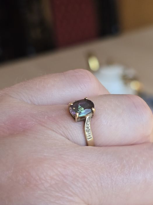 Złoty pierścionek mistyk topaz I diamenciki