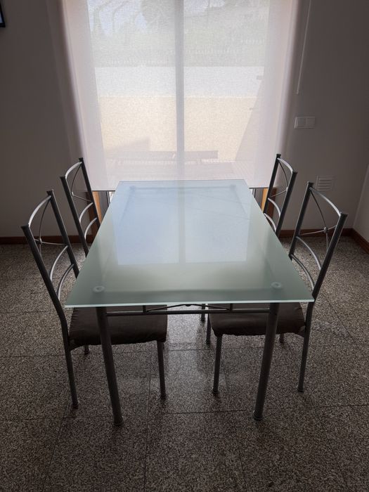 Mesa de vidro de jantar + cadeiras