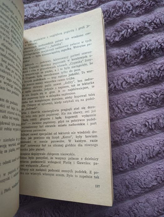 Samotny biały żagiel