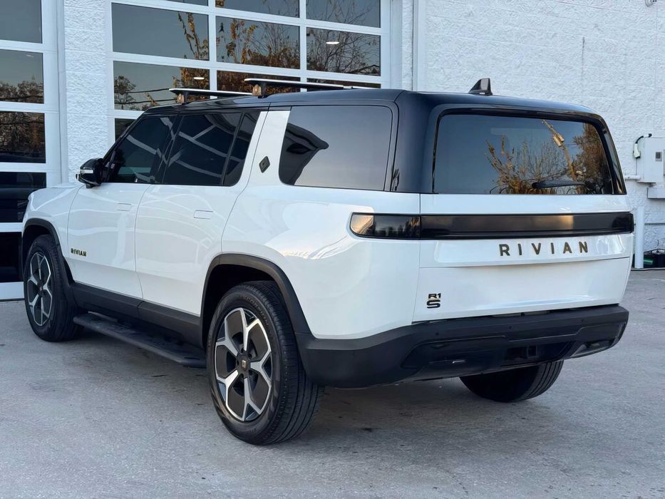 Rivian R1S      2022