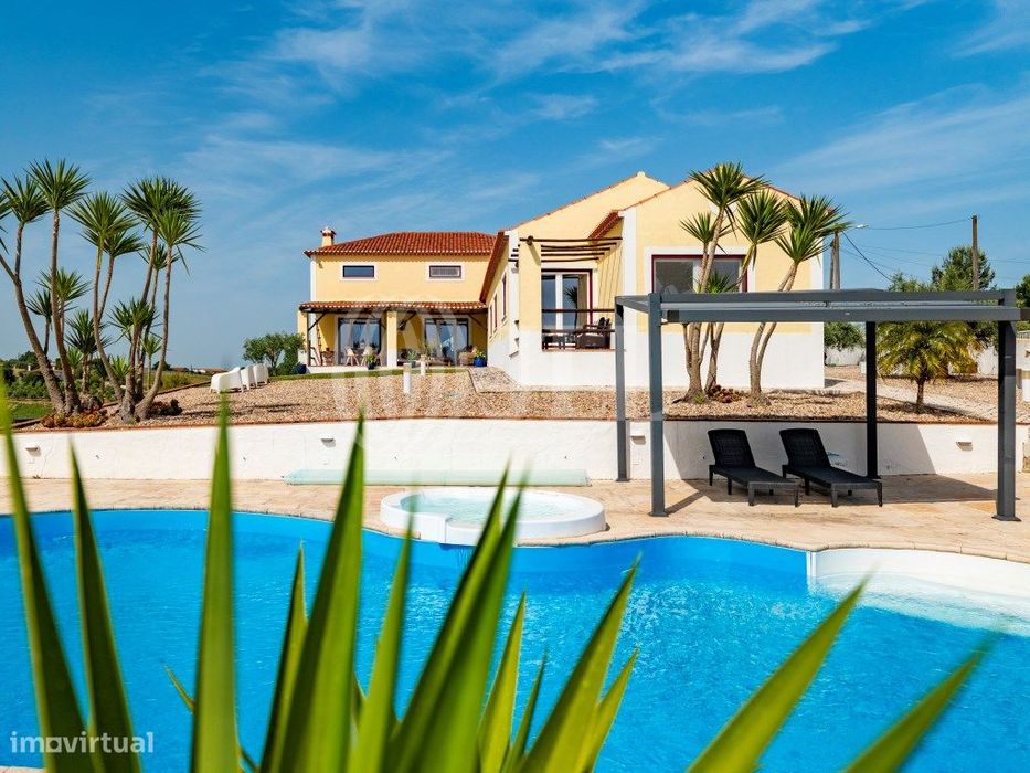 Moradia T4+1 com piscina aquecida e garagem, Santarém