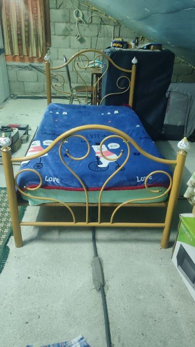 Cama de  solteiro  com mesinha  de cabeceira