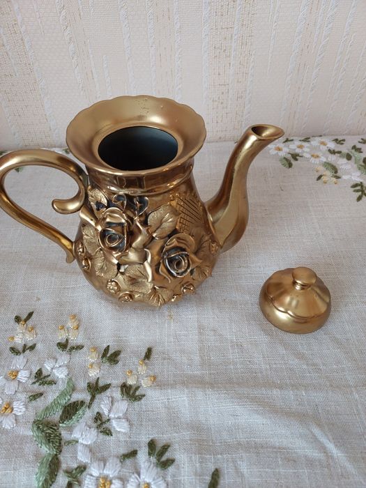 Чайник заварочный фарфоровый с ручной лепниной 0,7 л золотой