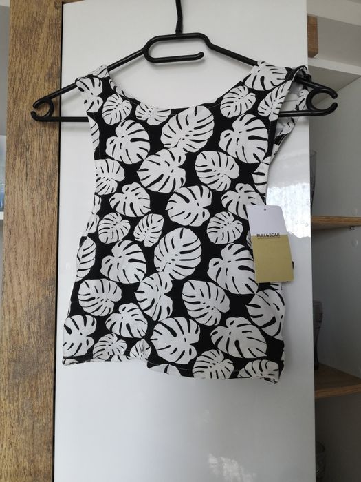 Pullandbear elastyczna bluzka bez rękawów czarno biały wzór.