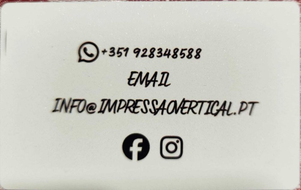 Transforme paredes sem vida em arte! Impressão vertical personalizada.