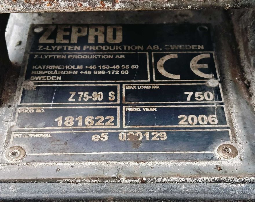 Zepro Z75-90S / Plataforma elevatória hidráulica montada em camião