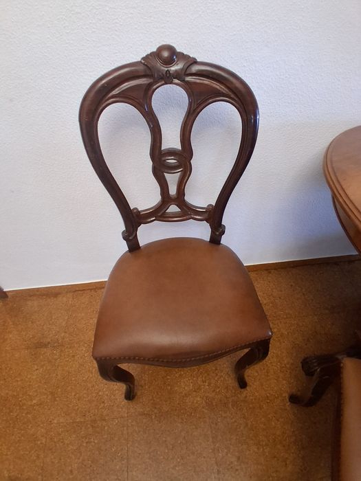 Cadeiras com assento em pele