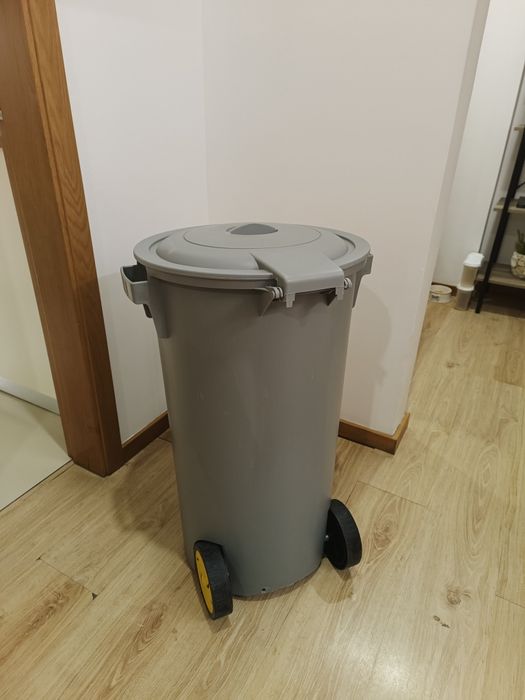 Balde de lixo grande 80L