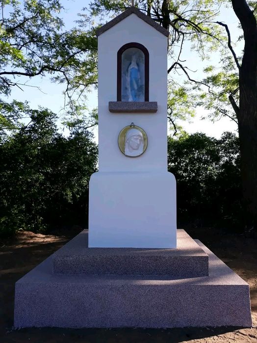 Odnawianie figur pomników grobów grawer