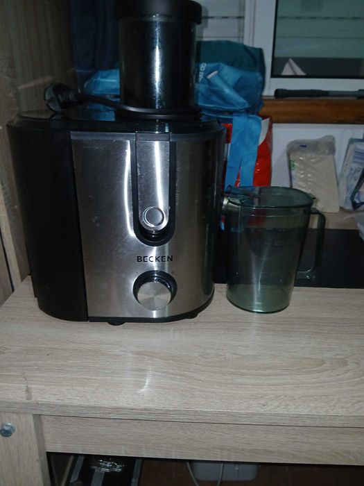 Maquina de sumos  e cafe como nova