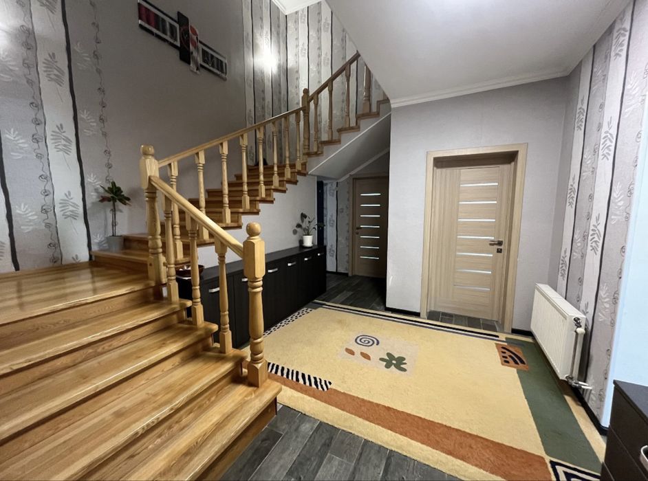 Продається двохповерховий котедж