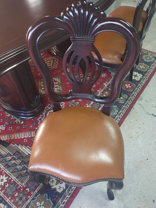 Vendo mesa de jantar, de tv e uma pequena  mesa de sala de estar