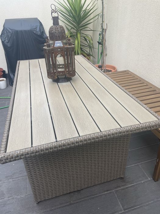 Mesa: Aço, madeira artificial e rattan sintético. L74 x C145 x A67 cm