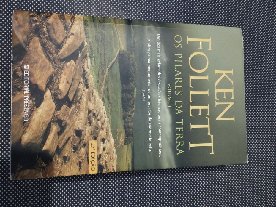 Livro "Os pilares da Terra" volume 1