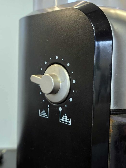 Ekspres kolbowy DeLonghi Dedica EC685.BK + młynek Krups GVX2 + dodatki